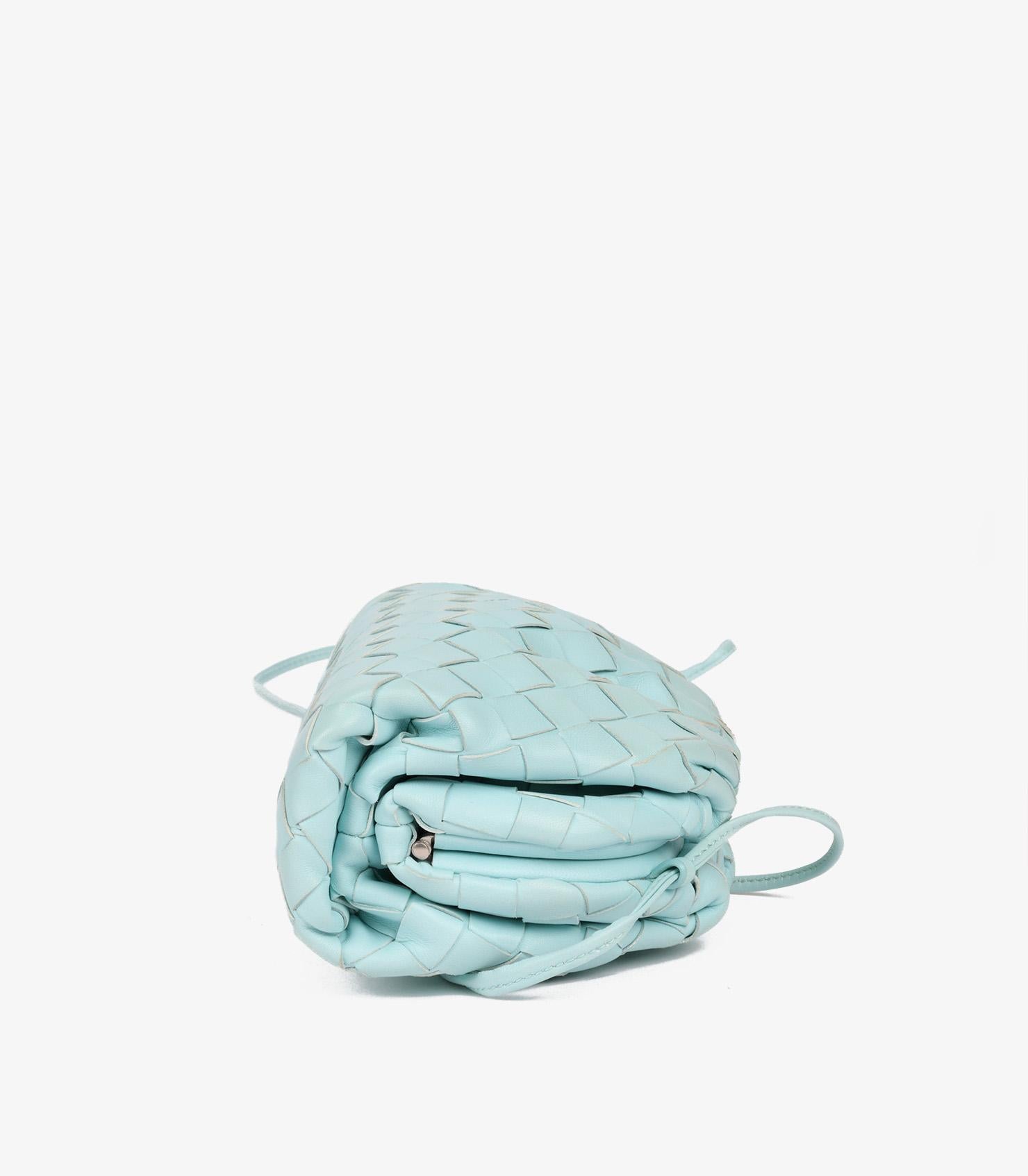 Mini pochette Intrecciato bleu clair en cuir de veau tissé Bottega Veneta Pour femmes en vente