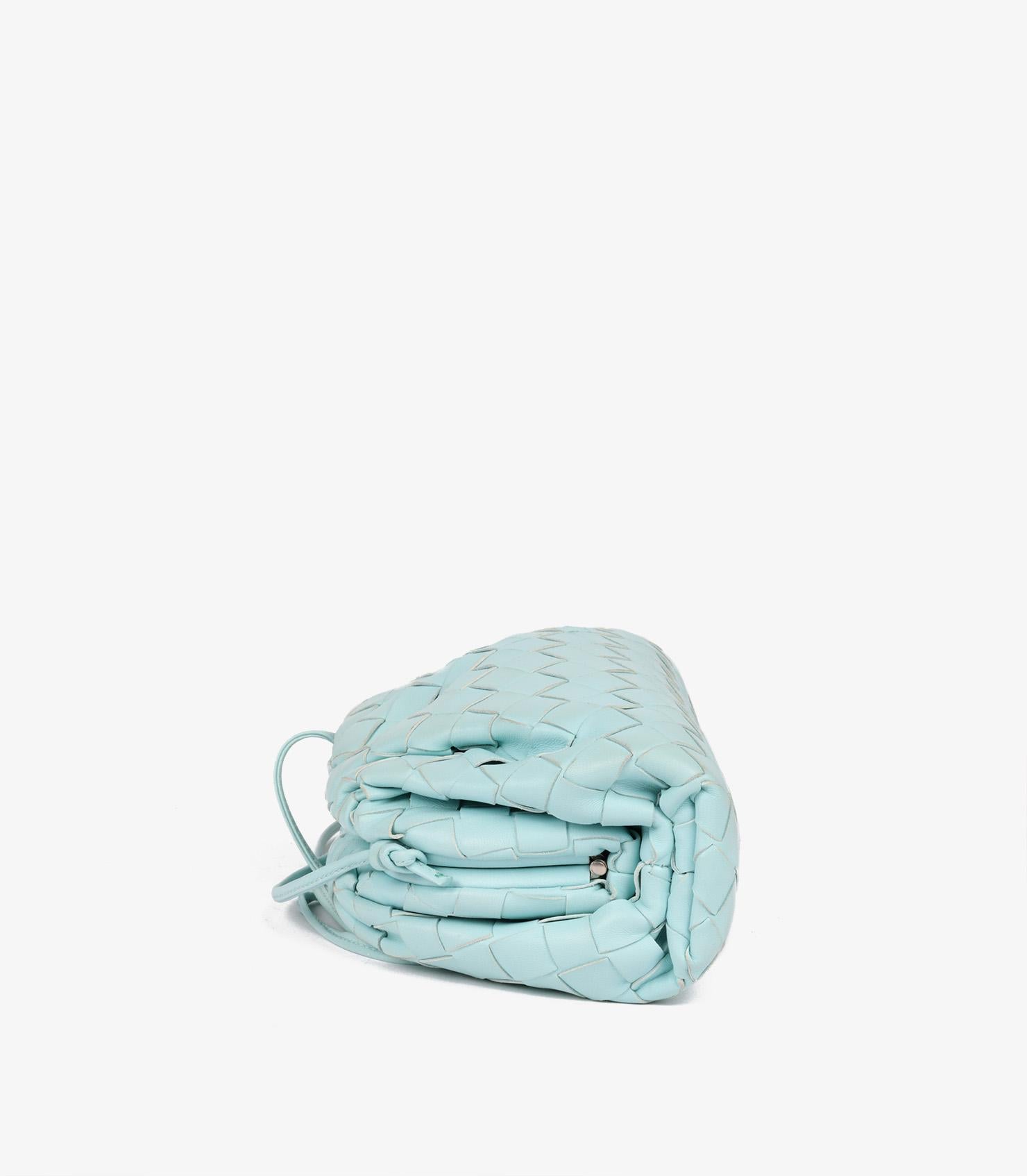Mini pochette Intrecciato bleu clair en cuir de veau tissé Bottega Veneta Pour femmes en vente