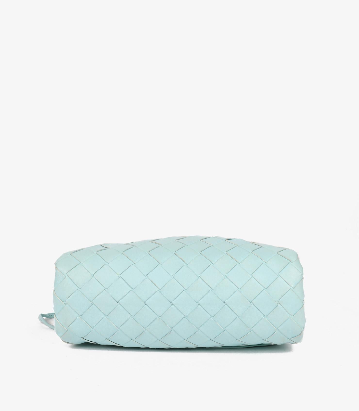 Mini pochette Intrecciato bleu clair en cuir de veau tissé Bottega Veneta en vente 1