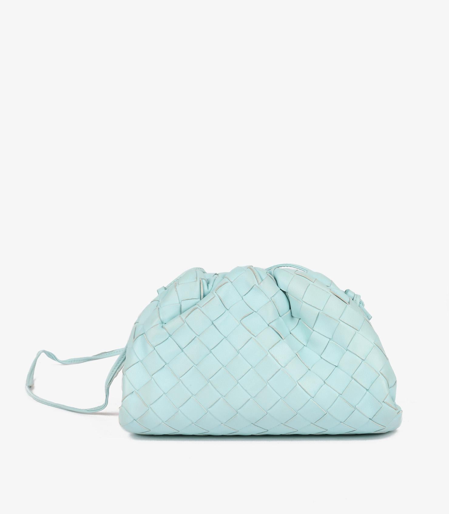 Mini pochette Intrecciato bleu clair en cuir de veau tissé Bottega Veneta en vente 2