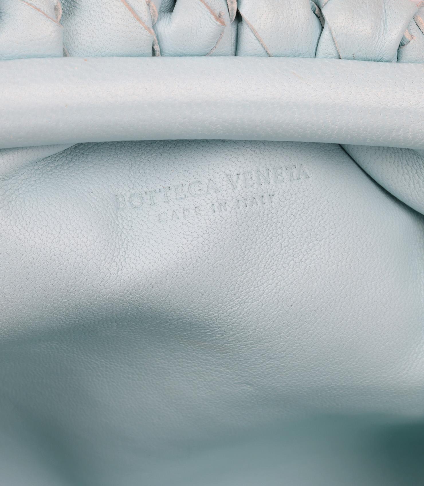 Mini pochette Intrecciato bleu clair en cuir de veau tissé Bottega Veneta en vente 3
