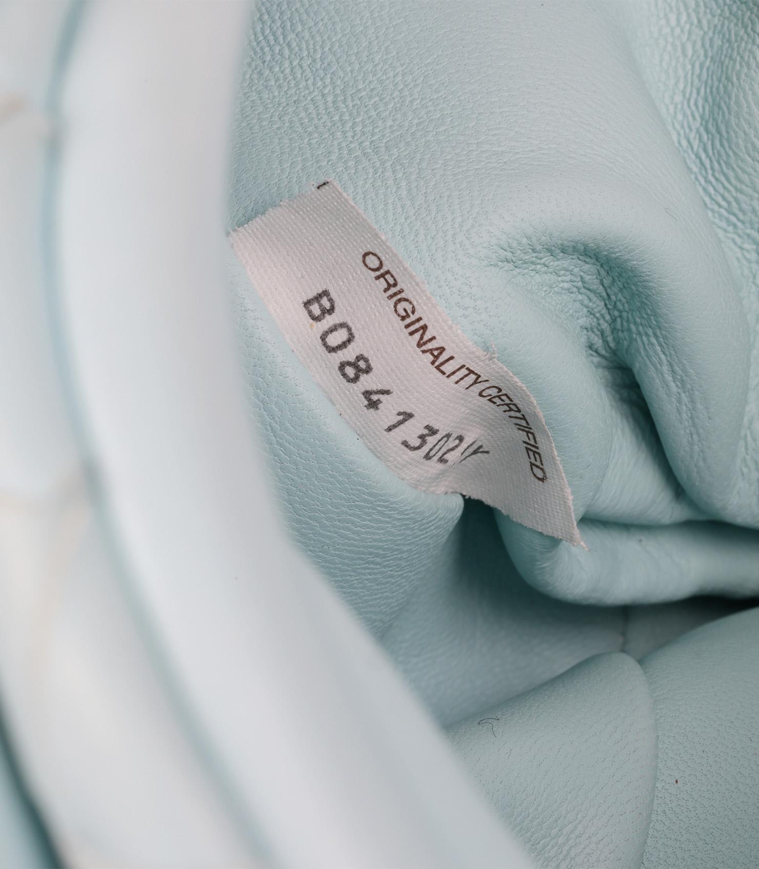 Mini pochette Intrecciato bleu clair en cuir de veau tissé Bottega Veneta en vente 4