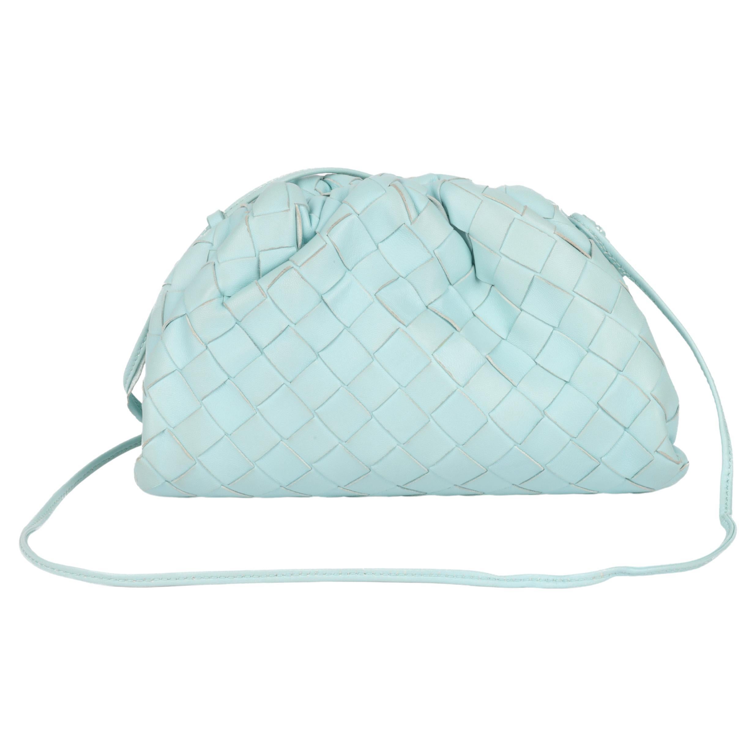 Mini pochette Intrecciato bleu clair en cuir de veau tissé Bottega Veneta en vente