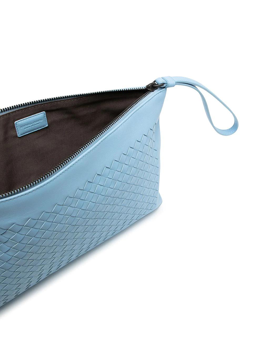 The signature intrecciato weaving was created by Bottega Veneta in the late 1960s and involves strips of leather that are intertwined to create a woven pattern. The perfect bag to compliment your everyday outfit, this pre-owned light blue