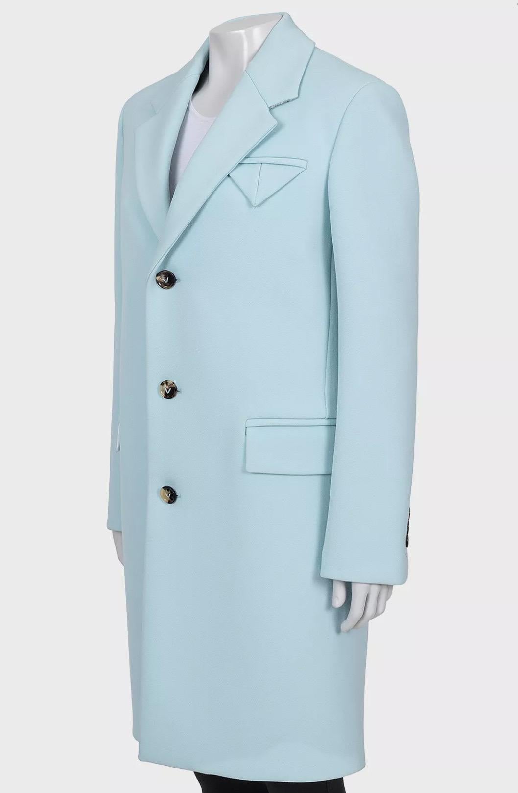 Élevez votre garde-robe avec cet élégant manteau à coupe droite de Bottega Veneta ! Ce manteau bleu clair sophistiqué est confectionné dans un tissu en laine mélangée de première qualité, garantissant à la fois luxe et confort. 

Doté d'une