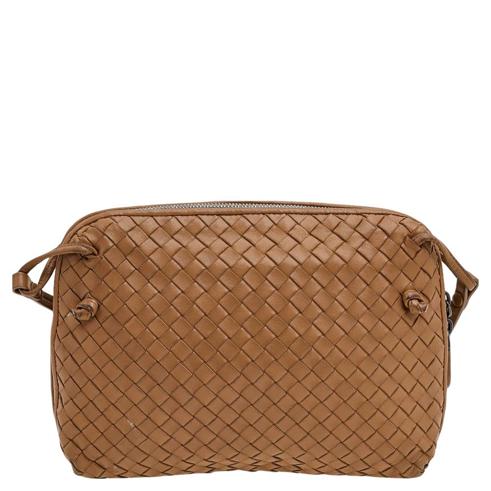 This bag from Bottega Veneta is crafted from leather using their signature Intrecciato weaving technique flaunting a seamless silhouette. Brimming with artistry and quality craftsmanship, the bag has an interior that is spacious enough to hold all