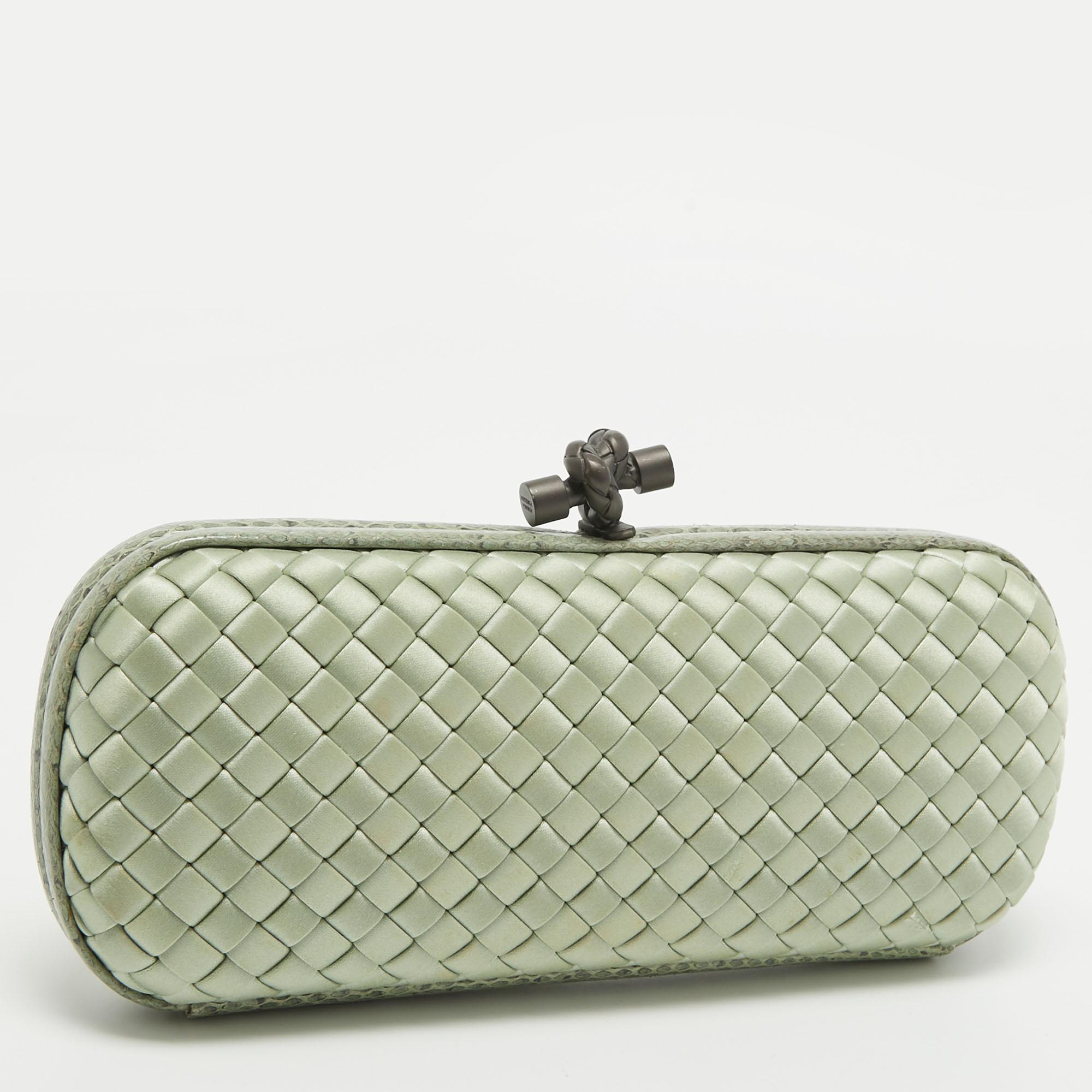 It is so easy to fall in love with this clutch from Bottega Veneta. Light green in shade and stunning in appeal, this creation will be a fantastic addition to your closet. Meticulously crafted from satin and water snake leather in their Intrecciato