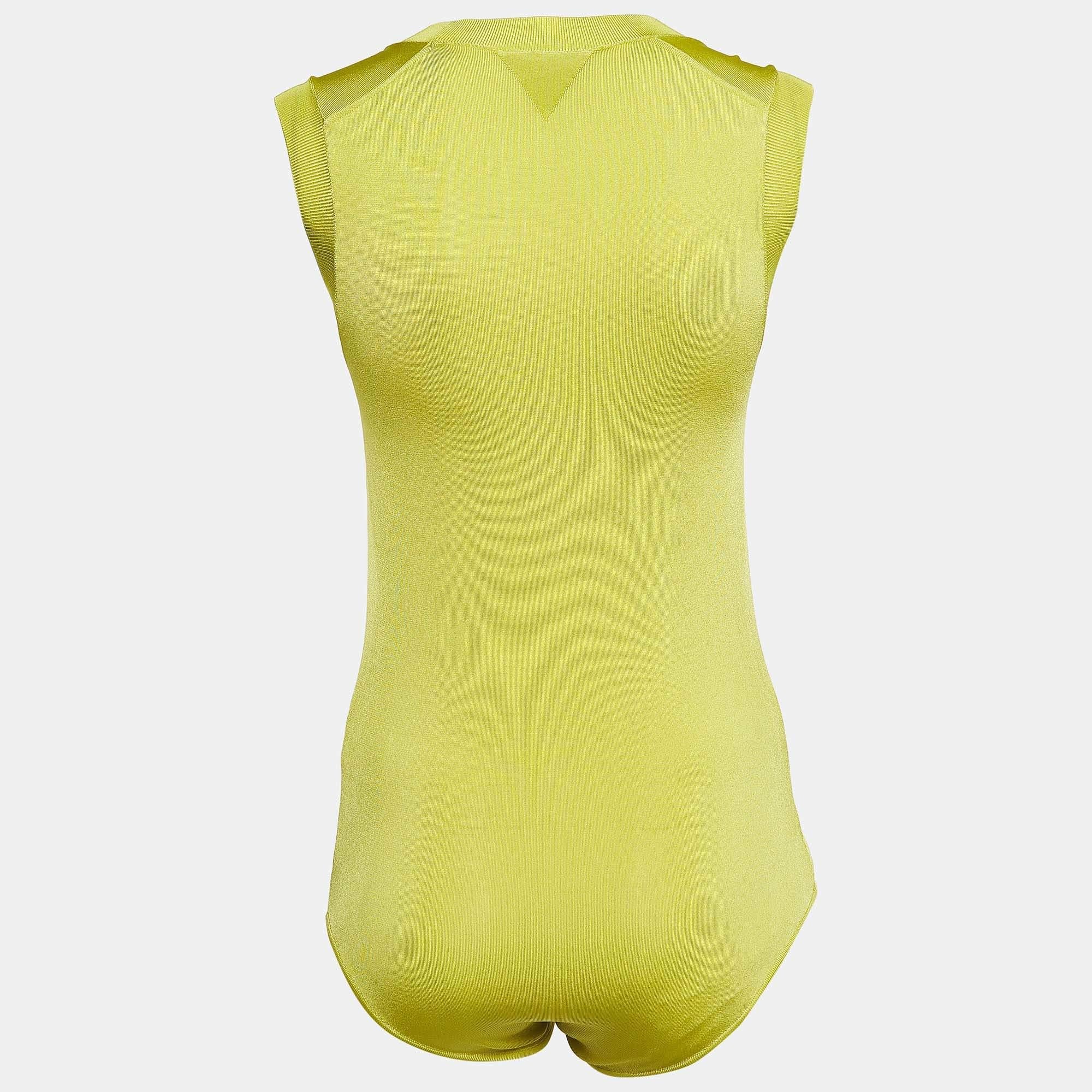 Le body de créateur respire l'élégance grâce à sa douce  tissu finement tissé. La silhouette form A allie harmonieusement confort et style.  avec une nuance subtile de vert clair.