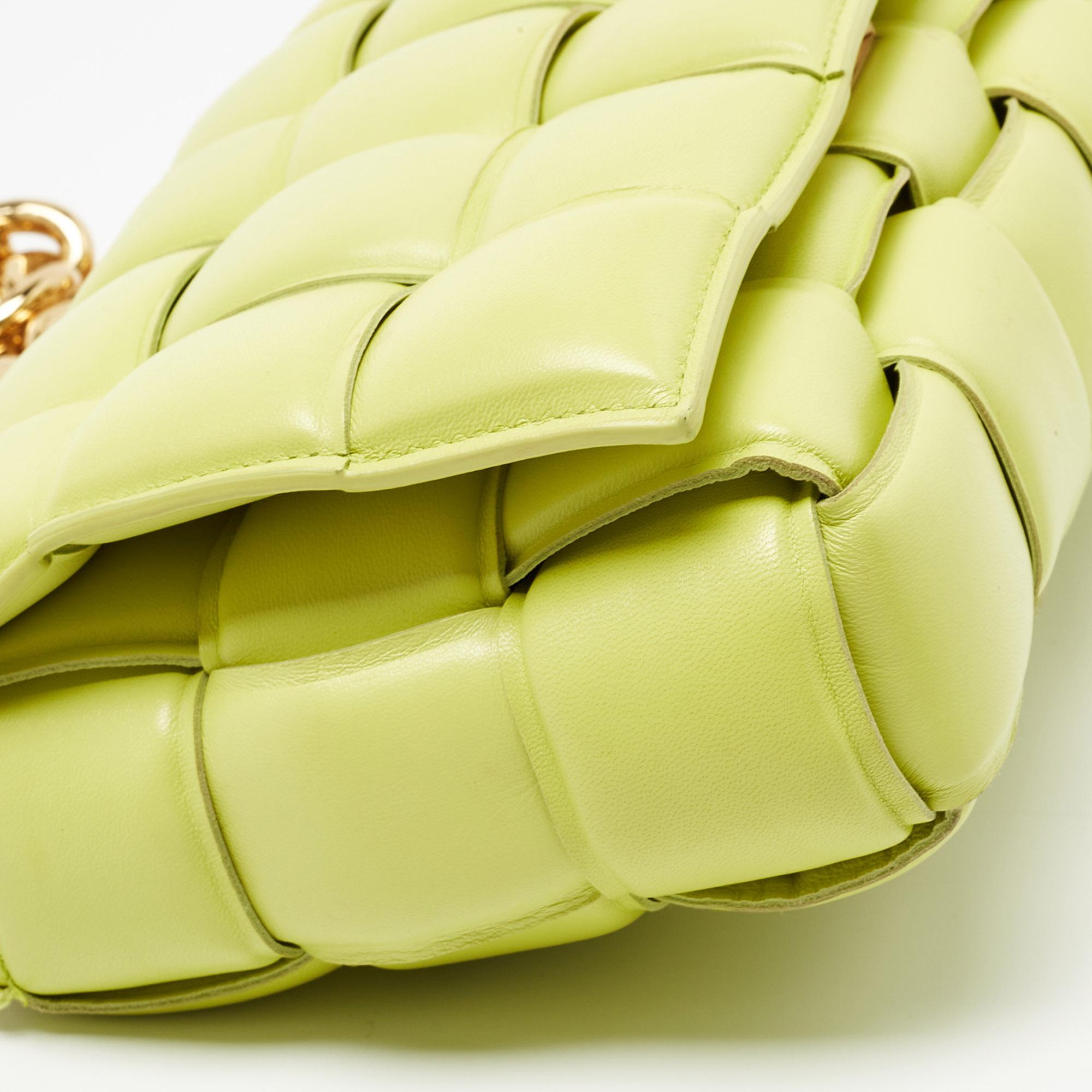 Bottega Veneta Light Green Padded Leather Chain Cassette Shoulder Bag In Good Condition In Dubai, Al Qouz 2