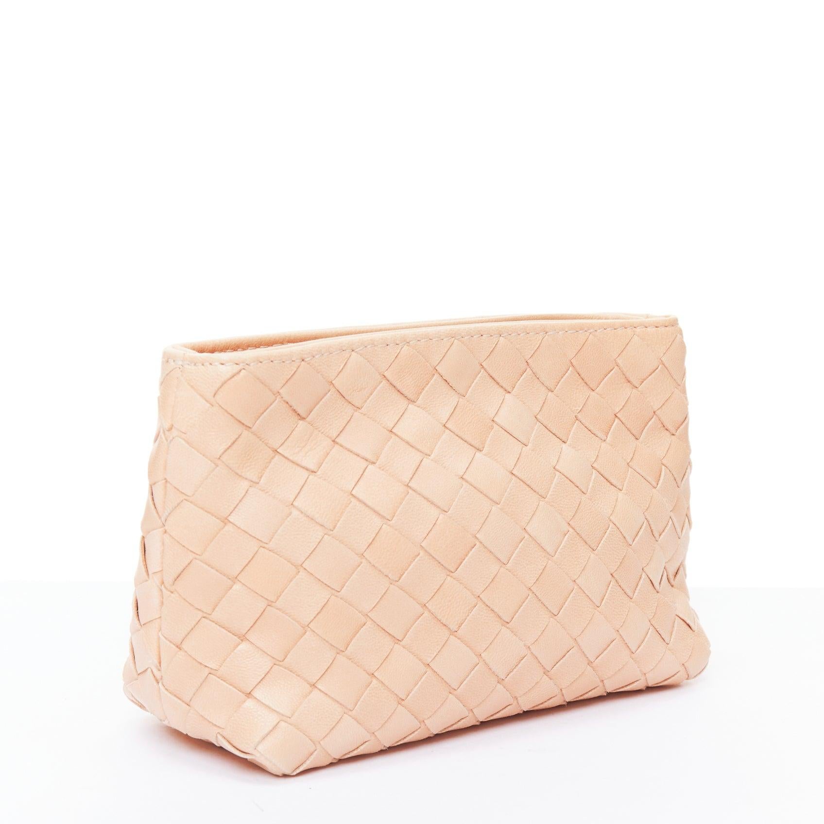 BOTTEGA VENETA light nude intrecciato leather woven zip pouch
Reference: SNKO/A00503
Brand: Bottega Veneta
Material: Leather
Color: Beige
Pattern: Solid
Closure: Zip
Lining: Beige Fabric
Made in: Italy

CONDITION:
Condition: Unworn with defects.