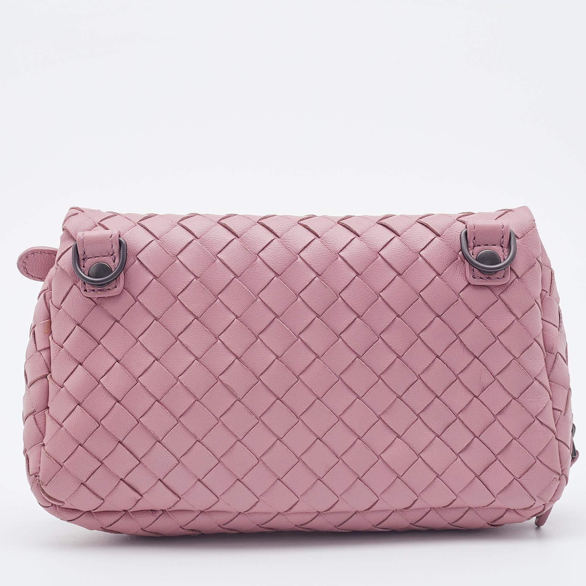 Named after the renaissance building 'Teatro Olimpico,' the Bottega Veneta Olimpia bag reflects the brand's faultless weaving technique. This light pink creation comes made from Intrecciato leather and can be carried by a shoulder strap. Lined with
