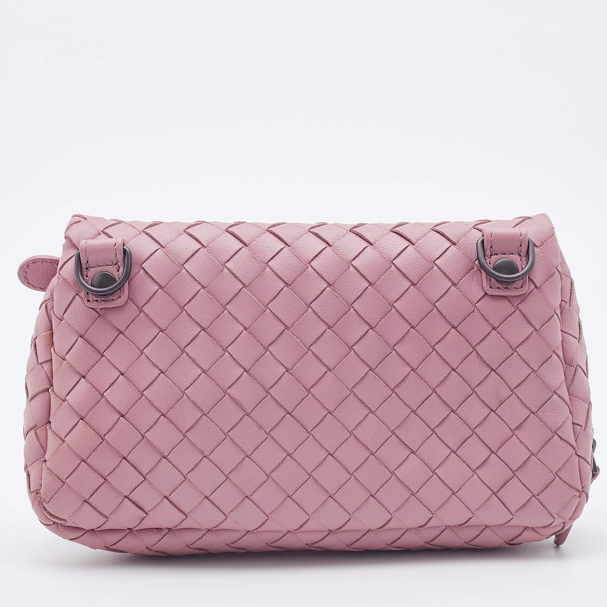 Named after the renaissance building 'Teatro Olimpico,' the Bottega Veneta Olimpia bag reflects the brand's faultless weaving technique. This light pink creation comes made from Intrecciato leather and can be carried by a shoulder strap. Lined with