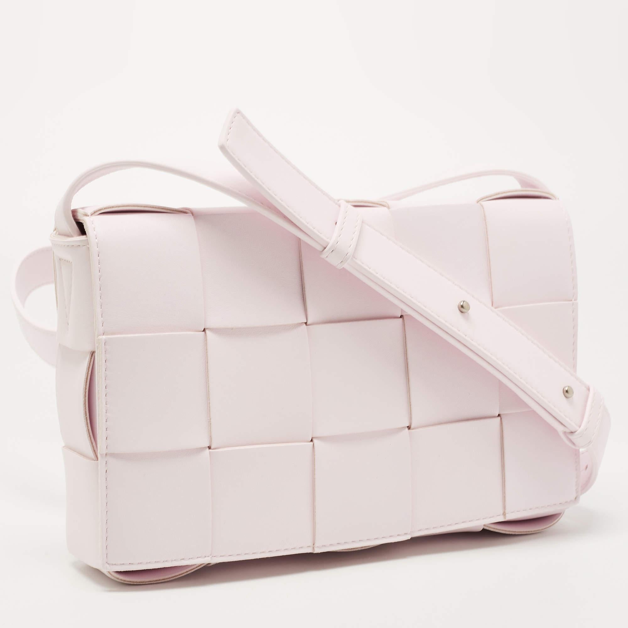 Bottega Veneta Light Pink Intrecciato Leather Cassette Shoulder Bag In New Condition In Dubai, Al Qouz 2