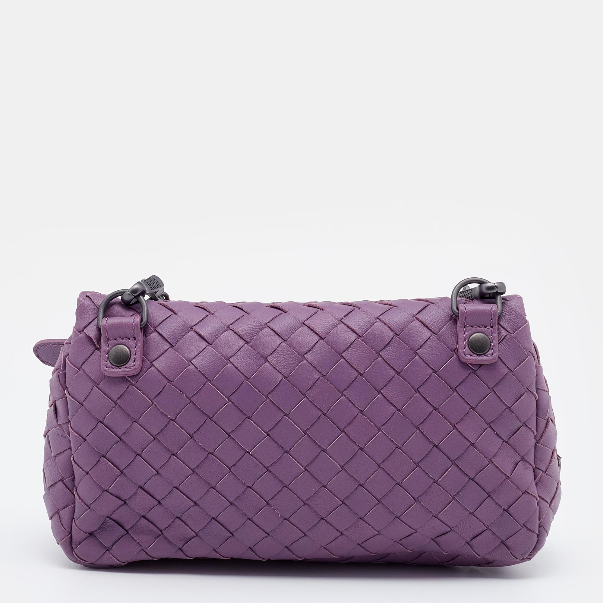 This Bottega Veneta bag presents the label's artistry in fine craftsmanship and classic designs. Sewn using Intrecciato leather, it features a light purple shade, shoulder chain, and flap that opens to reveal a suede interior for your essentials.

