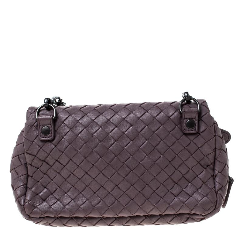 This crossbody bag from Bottega Veneta is what your wardrobe has been missing all this while! This lovely light purple bag is crafted from leather in the signature Intrecciato pattern and features a single chain link. The front flap opens to a