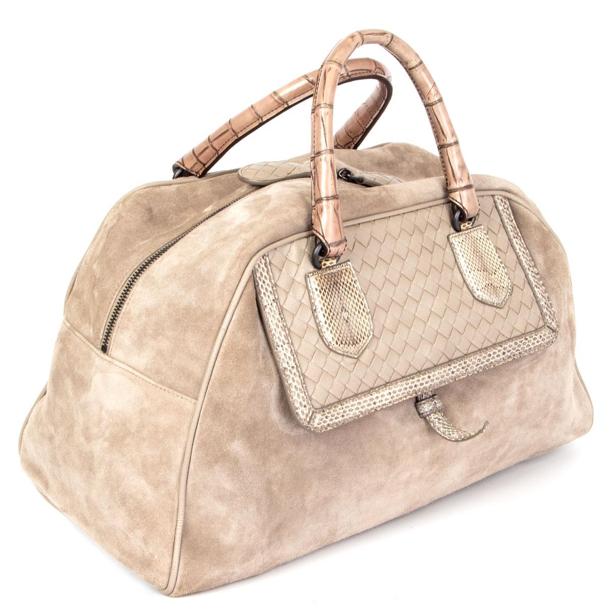 100% authentic Bottega Veneta bowling style hand-bag in light taupe suede, light grey leather featuring crocodile handles and ayers snakeskin trimming details. Opens with a double-zip on top and is lined in light taupe nappa leather with one zip