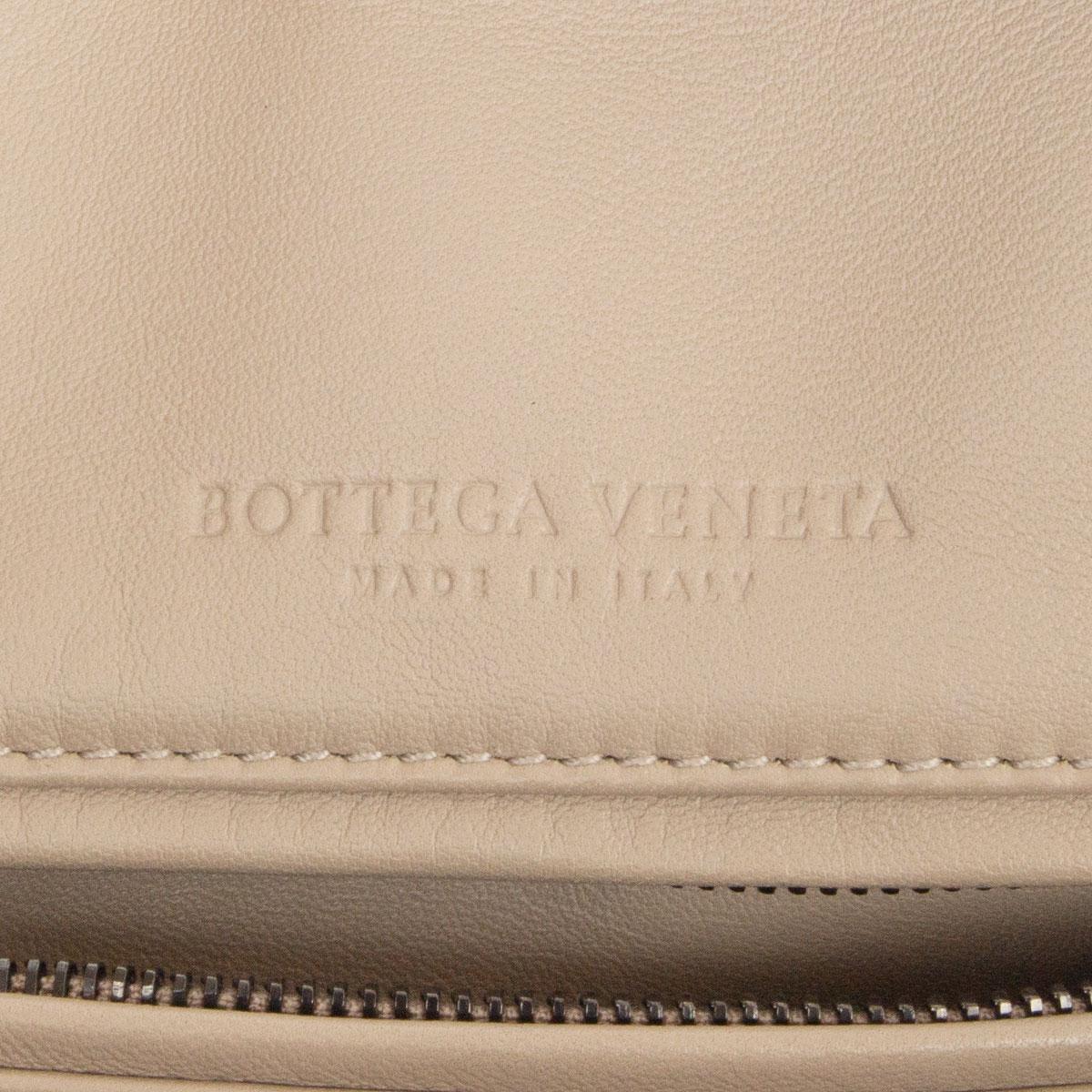 BOTTEGA VENETA light taupe suede BOWLING Bag In Excellent Condition For Sale In Zürich, CH