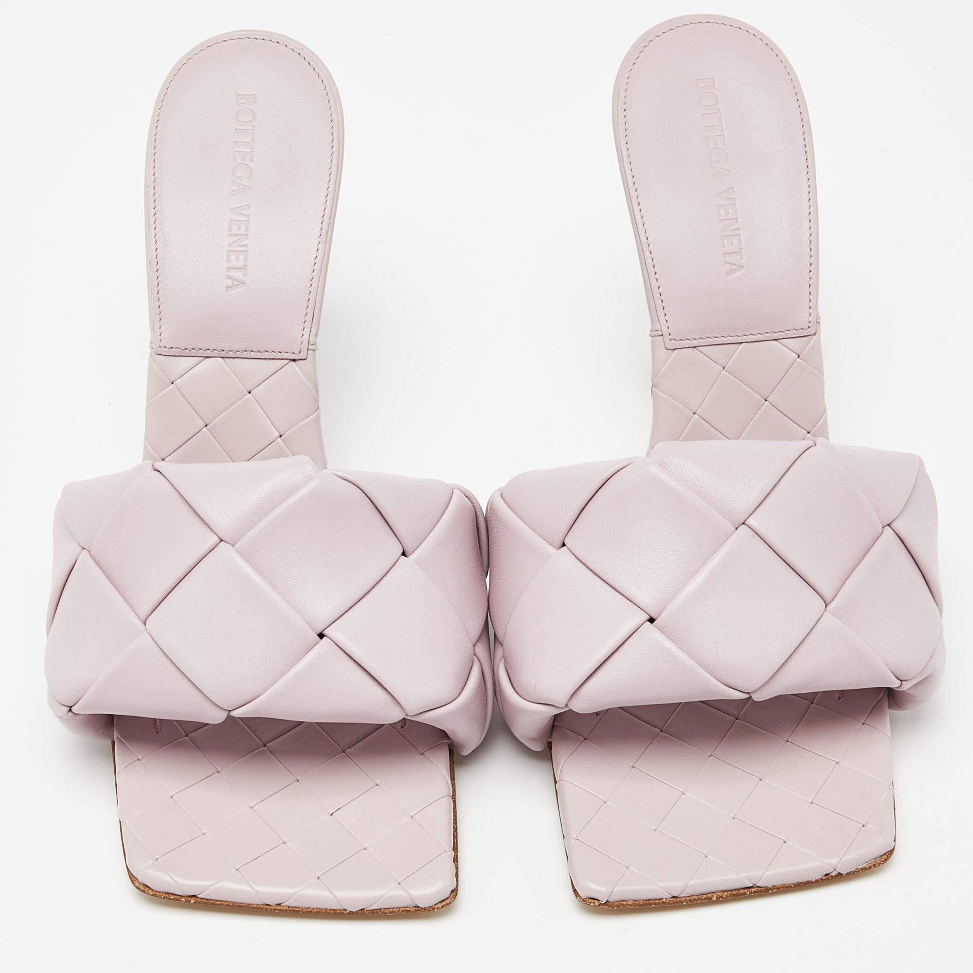 Figurant parmi les modèles les plus vendus, les sandales Lido de Bottega Veneta ornent les pieds des célébrités et influenceurs les plus en vue. Ces beautés ont été confectionnées en cuir dans une teinte COLOR, puis montées sur des talons. Portez