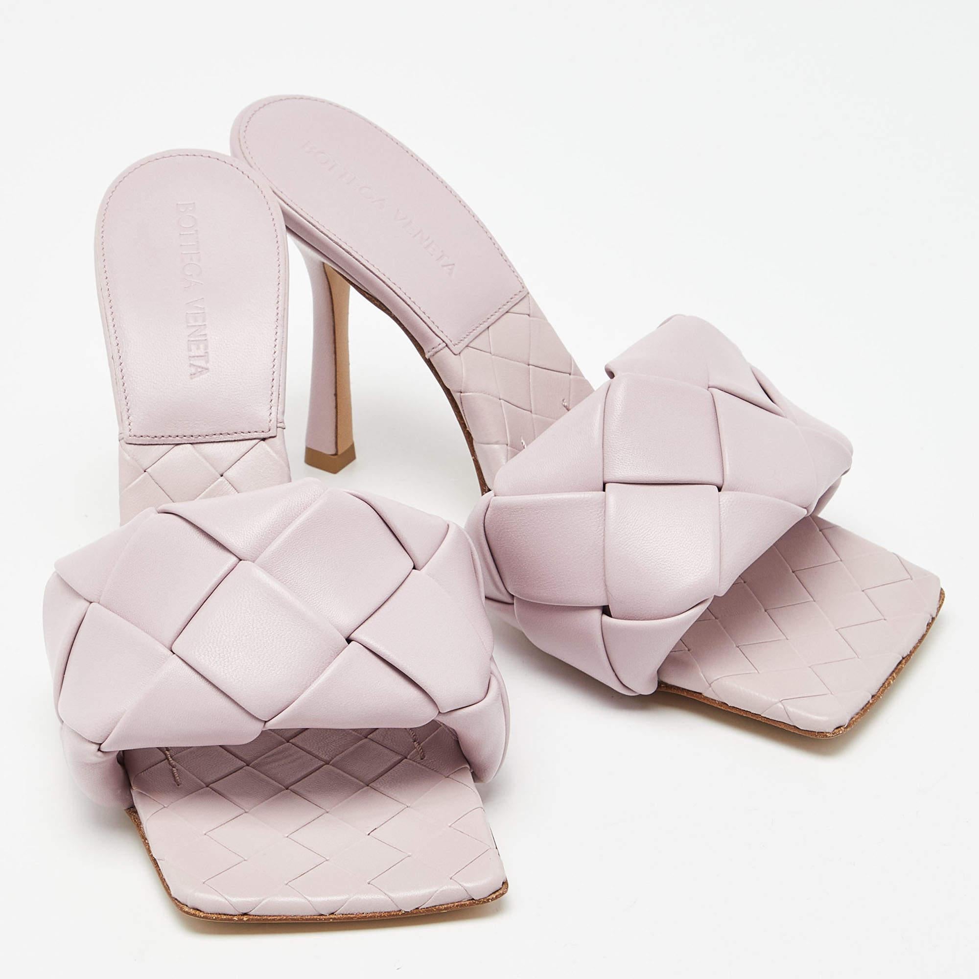 Bottega Veneta Lilas Intrecciato Leather Lido Slide Sandals Taille 38 Excellent état à Dubai, Al Qouz 2