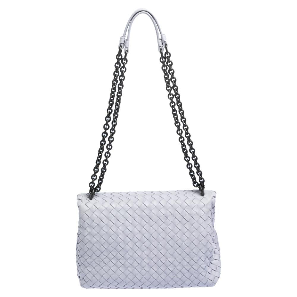 One look at this Olimpia shoulder bag from Bottega Veneta and you'll be smitten by its exotic appeal. It is high in style and exudes sophistication. It is crafted from lilac leather in the signature intrecciato pattern flaunting a seamless