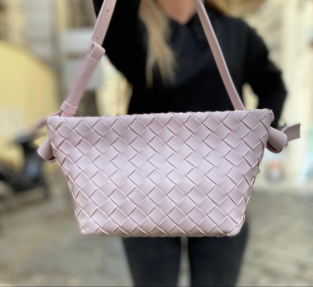 Bag signed Bottega Veneta, Tie model, made of intertwined lambskin with golden hardware.  Equipped with a magnetic closure, internally lined in leather, roomy for the essentials.  Equipped with a smooth adjustable leather handle. Equipped with