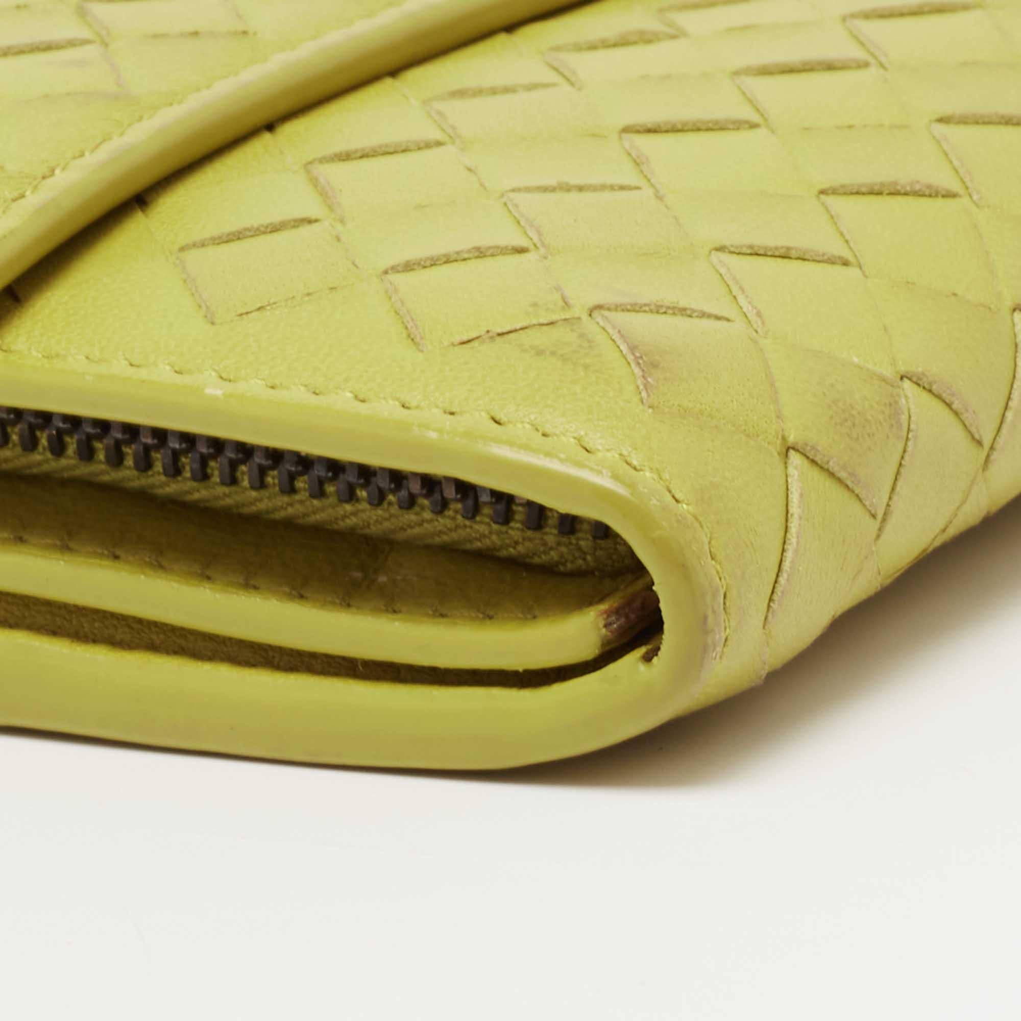 Bottega Veneta Lime Green Intrecciato Leather Flap Continental Wallet In Good Condition In Dubai, Al Qouz 2