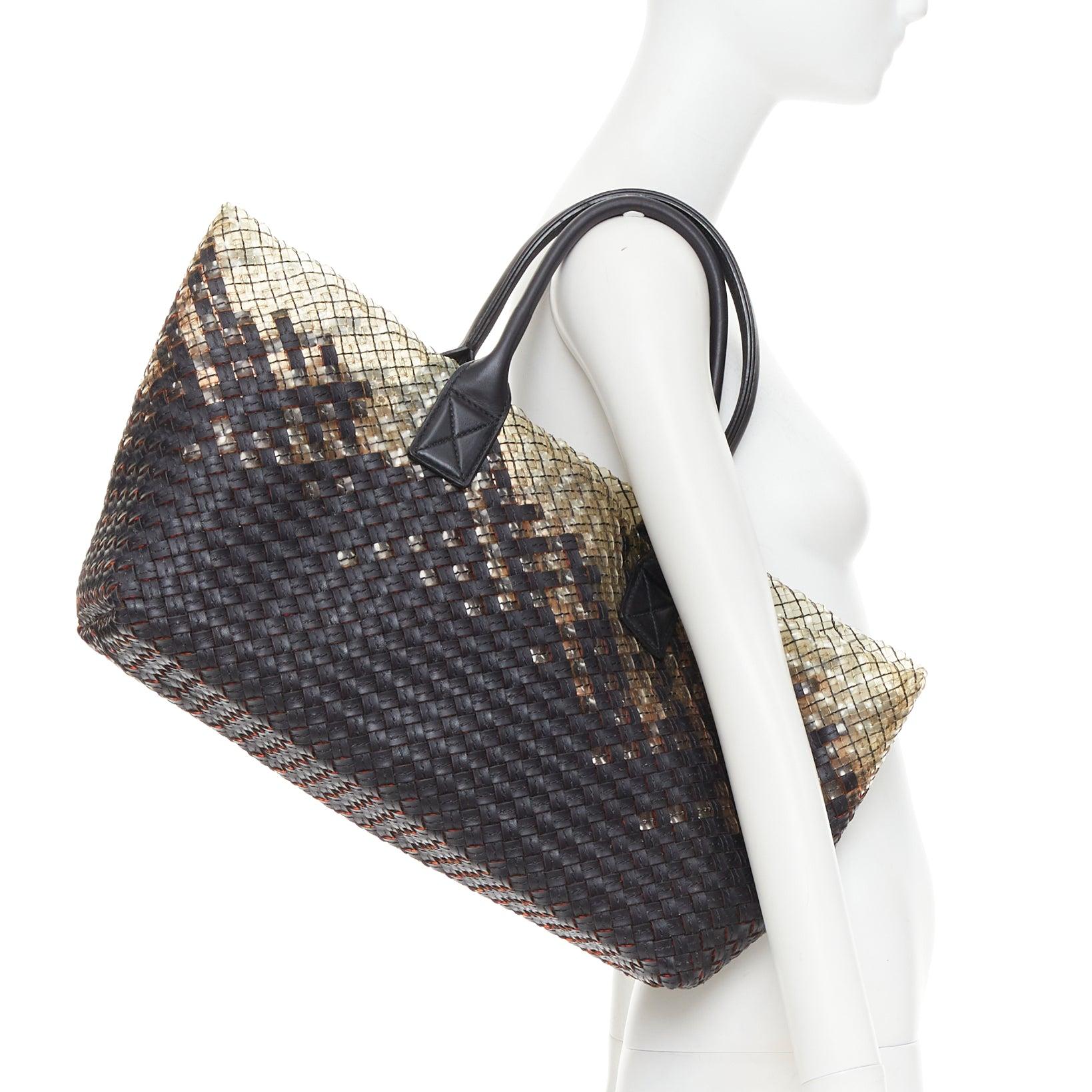 Bolso tote BOTTEGA VENETA Limited Cabat MM de pvc transparente de piel negra intrecciato
Referencia: LNKO/A02615
Marca: Bottega Veneta
Model No: Cabat GM
Material: Cuero, PVC
Color: Negro, Transparente
Patrón: Sólido
Forro: Piel negra
Detalles