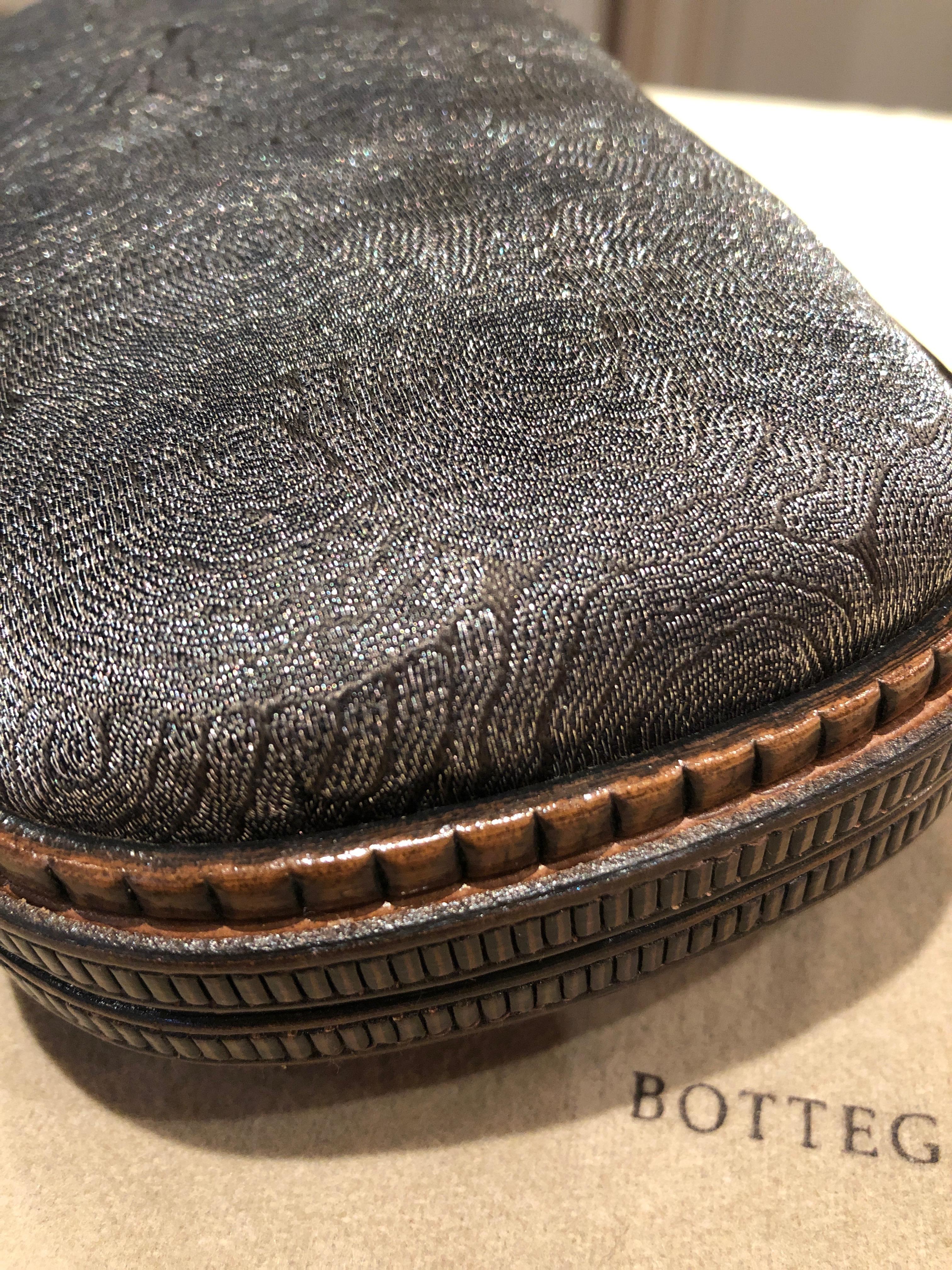 Bottega Veneta Limited Edition Elegant Grey Metal Thread Clutch Purse In Excellent Condition In Hopewell, NJ