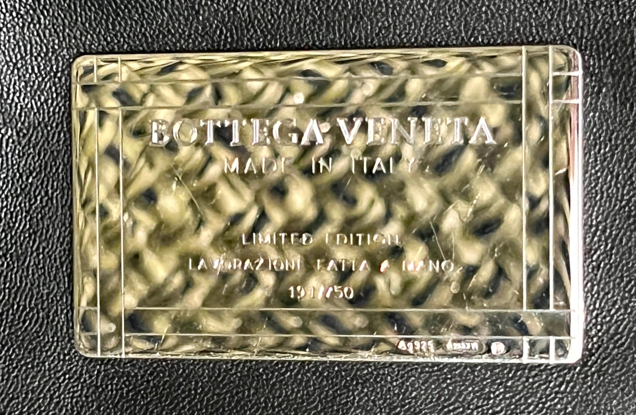 BOTTEGA VENETA - Grand sac fourre-tout porté épaule « Cabat » tissé en édition limitée  en vente 15