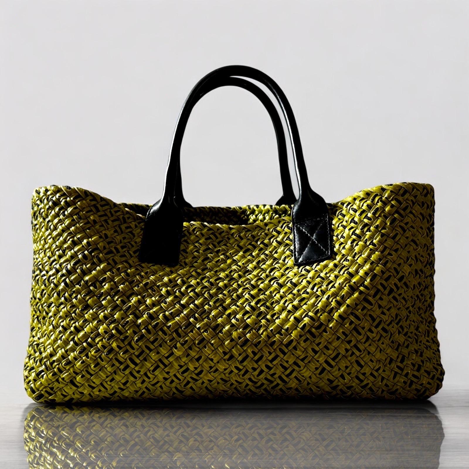 Semplicemente stupendo!

Borsa Bottega Veneta Intrecciato Cabat
Un pezzo raro prodotto in edizione molto limitata
Combinazione speciale di colori e materiali

Dettagli:

Un pezzo firmato Bottega Veneta che ti durerà per molti anni
Bellissimo mix di