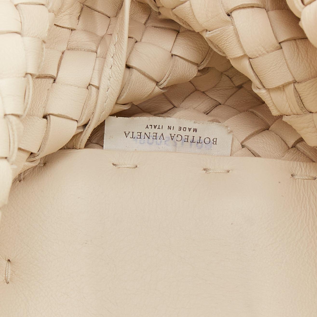 BOTTEGA VENETA Limitierte Poussin Paillettes Cabat Tasche aus gewebtem Leder mit Applikationen im Angebot 5