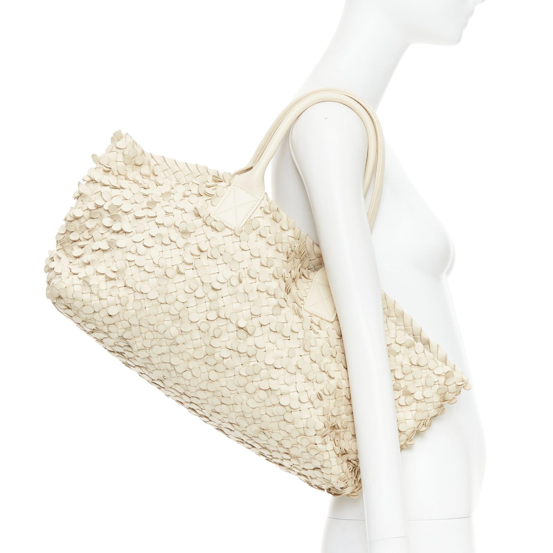BOTTEGA VENETA Limited Poussin Paillettes Cabat beige Leder gewebt Appliqué Tote Bag
Referenz: TGAS/F00030
Marke: Bottega Veneta
Designer: Tomas Maier
Modell: Cabat Poussin Paillettes
MATERIAL: Leder
Farbe: Creme
Muster: Solide
Innenfutter: