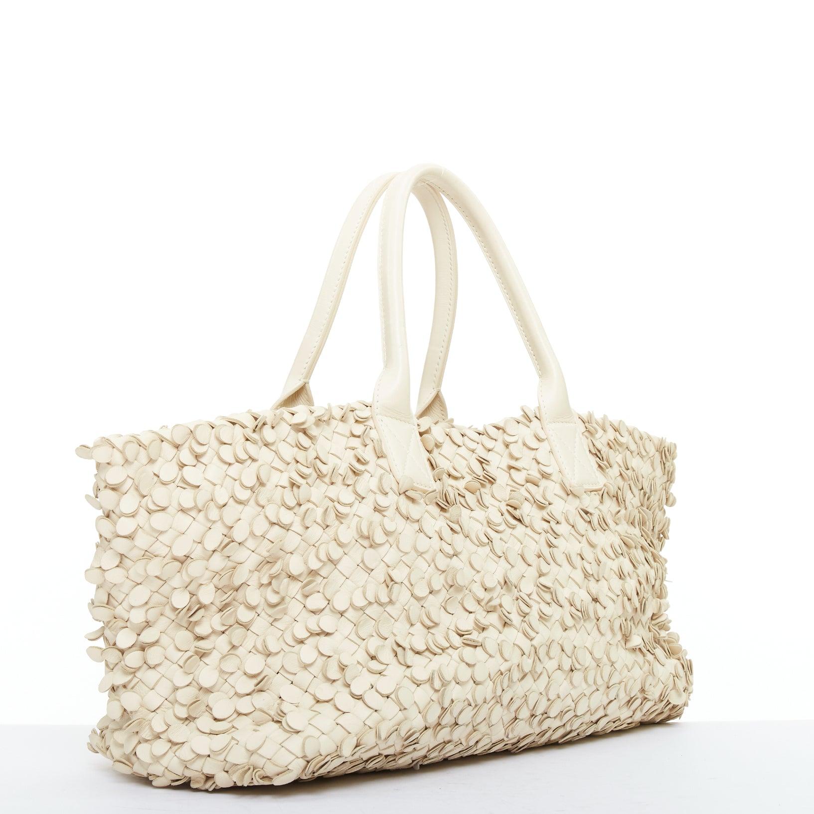 BOTTEGA VENETA Limitierte Poussin Paillettes Cabat Tasche aus gewebtem Leder mit Applikationen (Weiß) im Angebot