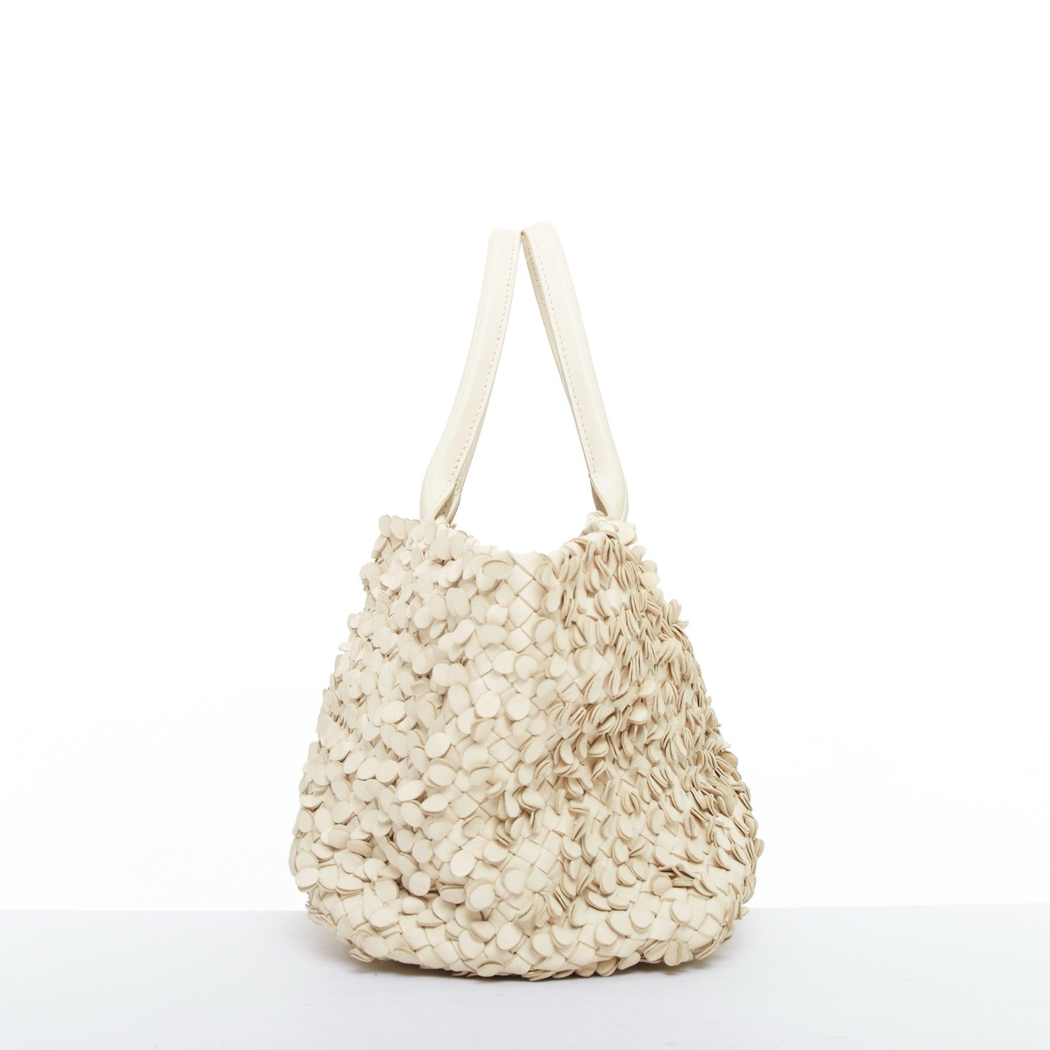 BOTTEGA VENETA Limitierte Poussin Paillettes Cabat Tasche aus gewebtem Leder mit Applikationen im Zustand „Gut“ im Angebot in Hong Kong, NT
