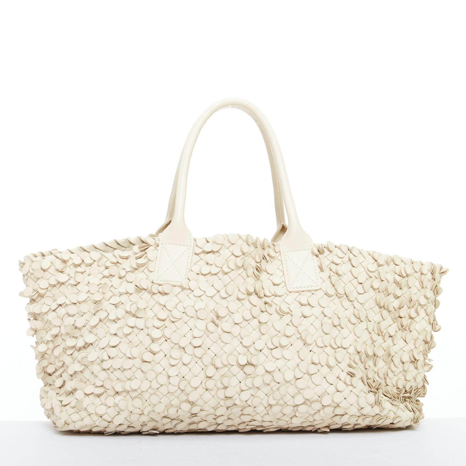 BOTTEGA VENETA Limitierte Poussin Paillettes Cabat Tasche aus gewebtem Leder mit Applikationen Damen im Angebot