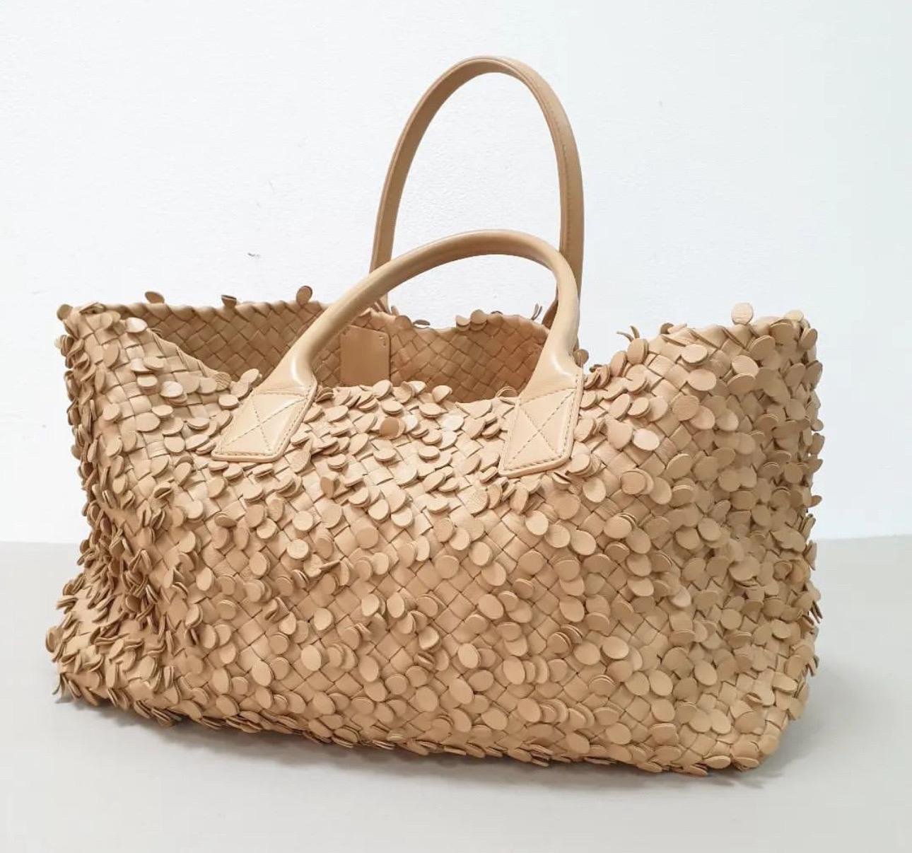 Bottega Veneta Limited Tan Poussin Paillettes Cabat Tote In Good Condition For Sale In Krakow, PL
