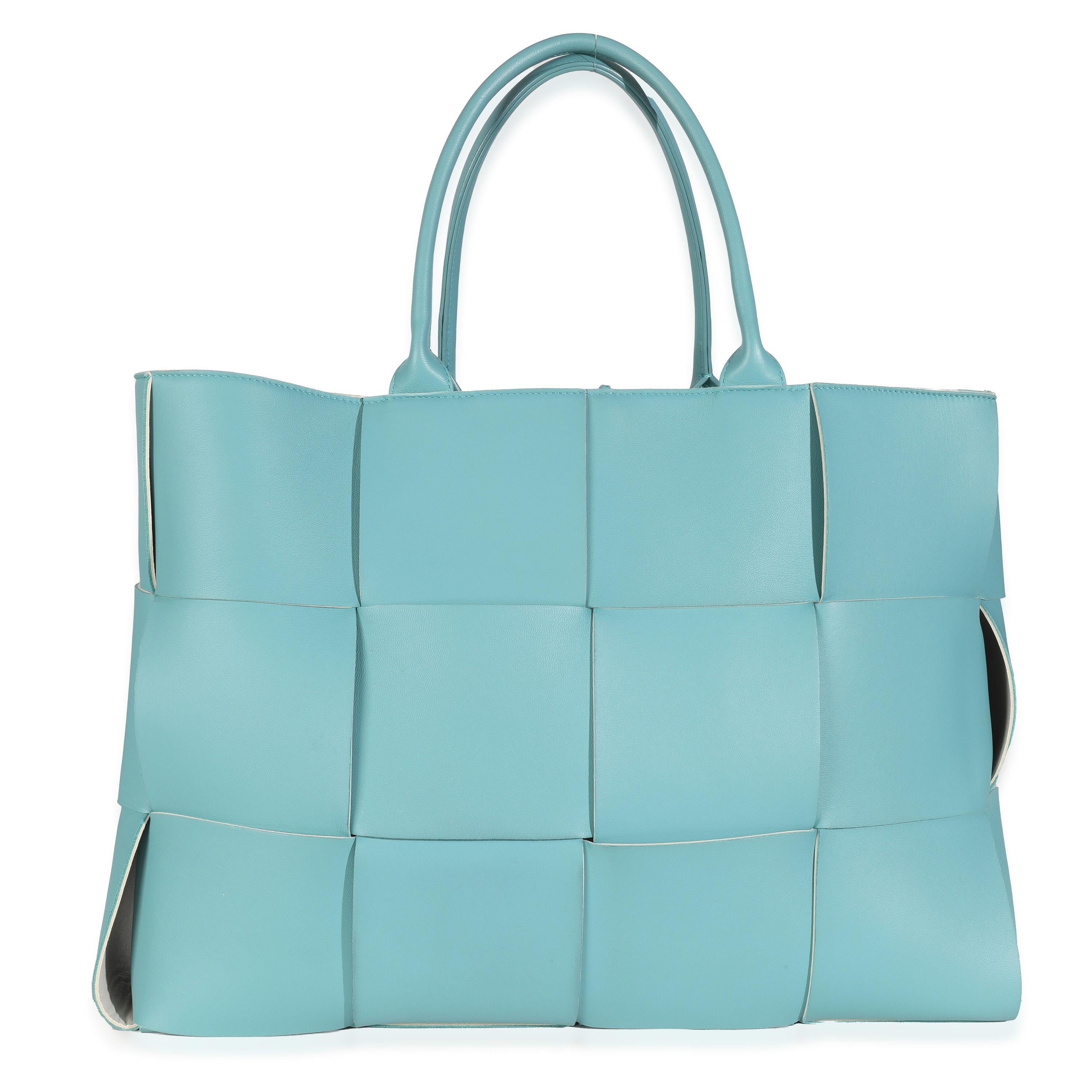 Titre du listing : Bottega Veneta Linoleum Nappa Maxi Intrecciato Large Arco Tote
SKU : 146985
Condit : Usagé 
Condition du sac à main : Excellent
Commentaires sur l'état : L'article est en excellent état et présente de légers signes d'usure. Léger