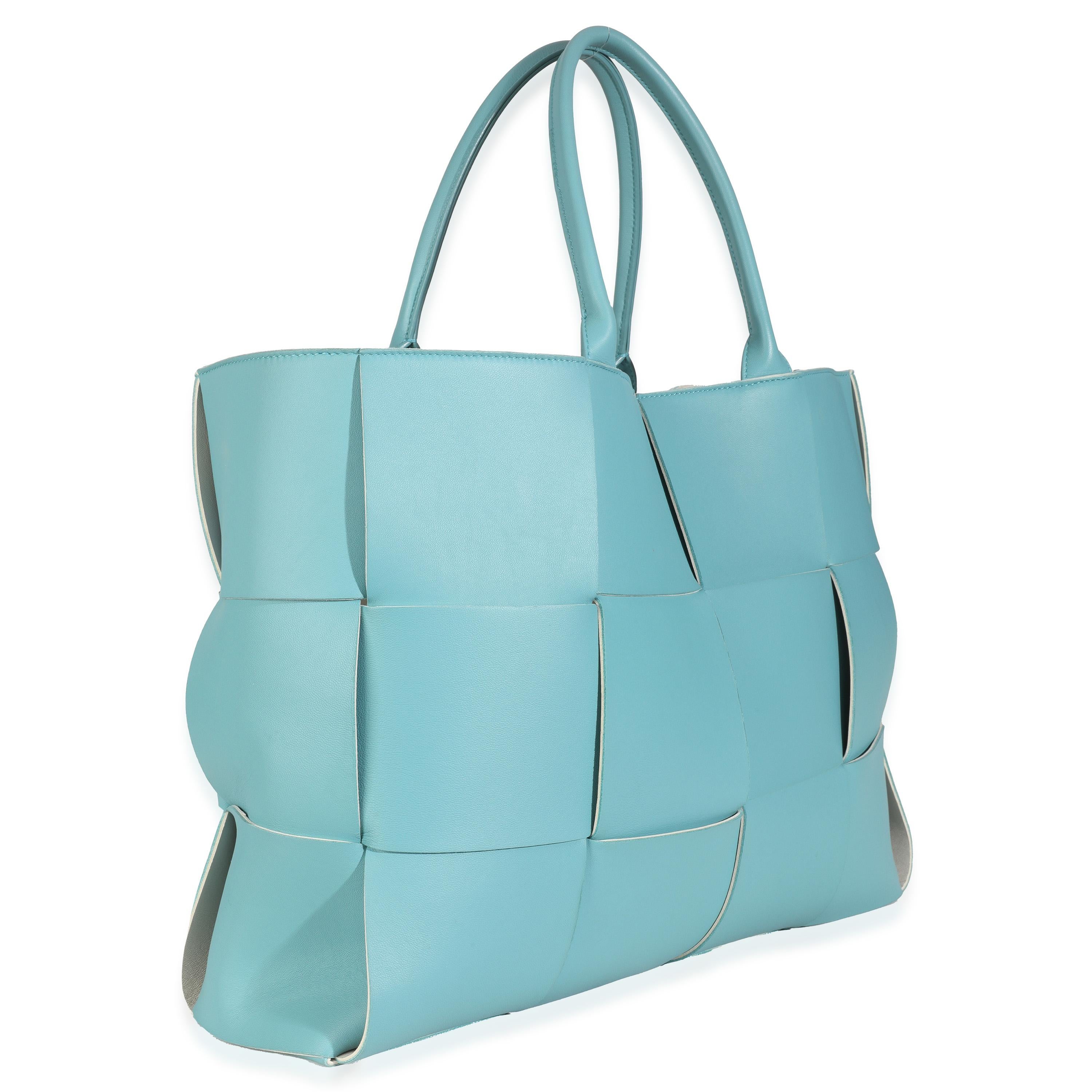 Bleu Bottega Veneta Linappa Maxi Intrecciato Large Arco Tote en vente
