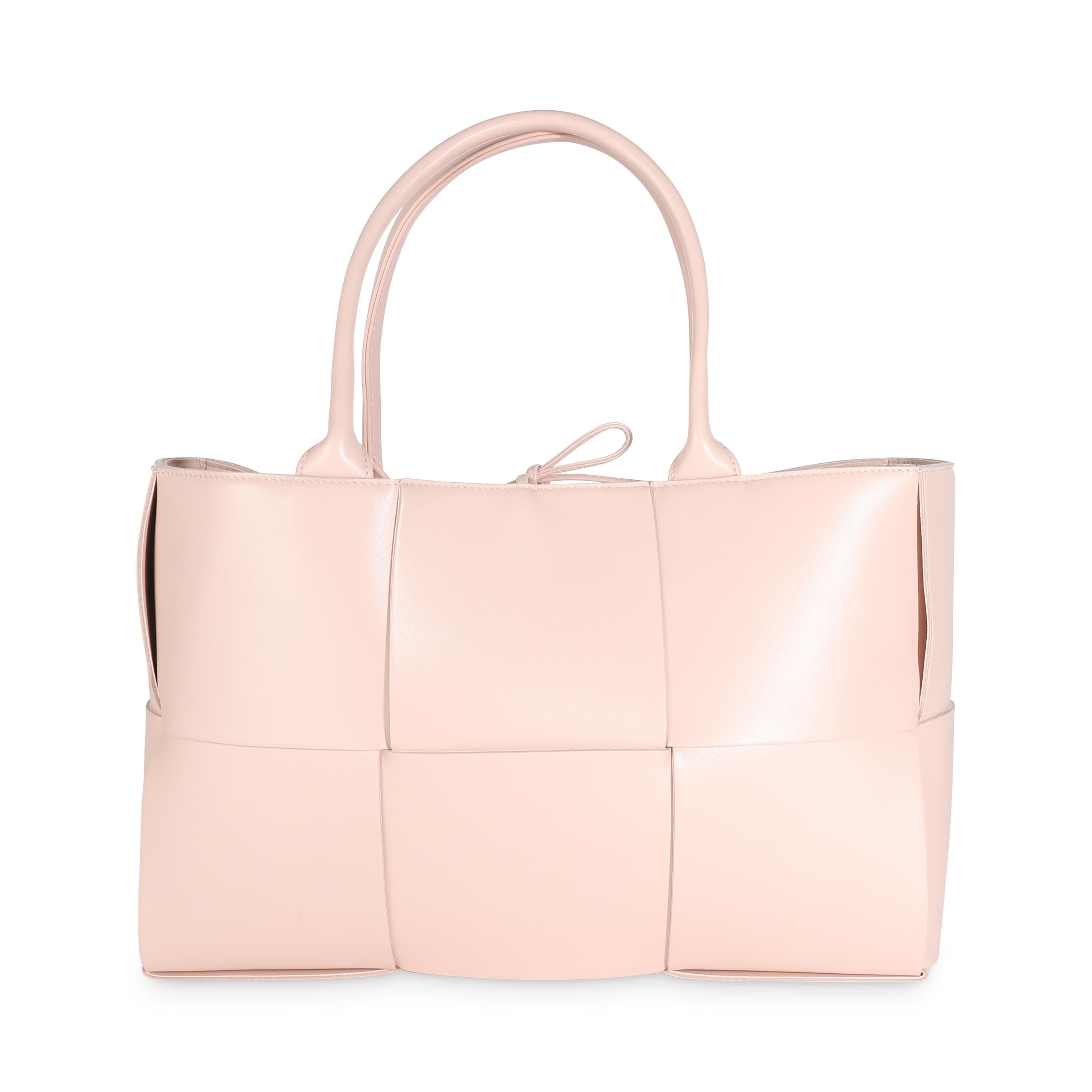 Título del listado: Bottega Veneta Lotus Nappa Intrecciato Arco Tote
CÓDIGO SKU: 142199
MSRP: 3300.00 USD
Estado: Seminuevo 
Estado del bolso: Prístino
Comentarios sobre el estado: El artículo no presenta signos de desgaste. Venta final.
Marca: