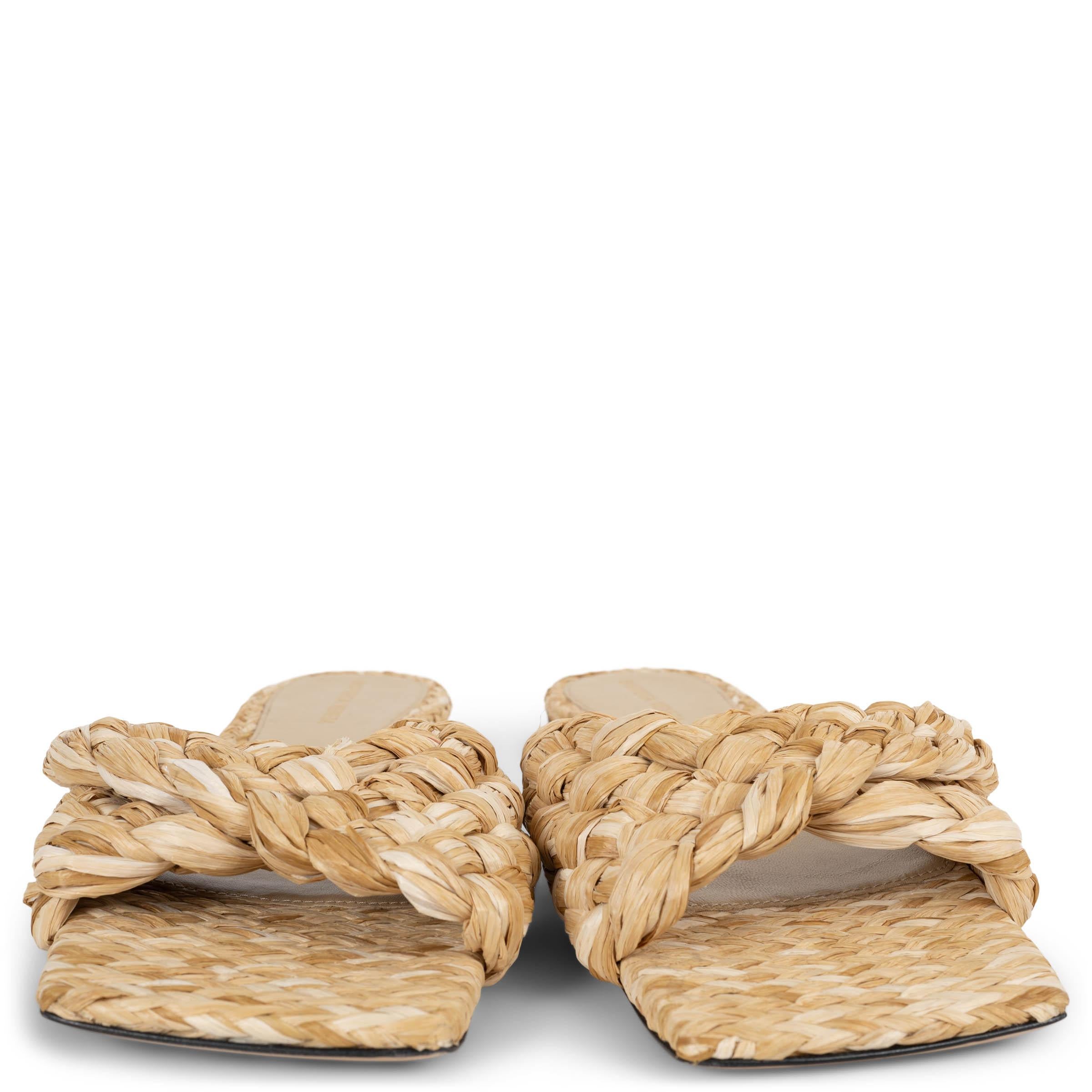 Estas sandalias 100% auténticas Bottega Veneta Stretch en beige Macadamia muestran la icónica técnica Intrecciato de la casa reinterpretada en rafia vaporosa. Las correas tejidas ofrecen una silueta escultural y texturizada, que combina la artesanía