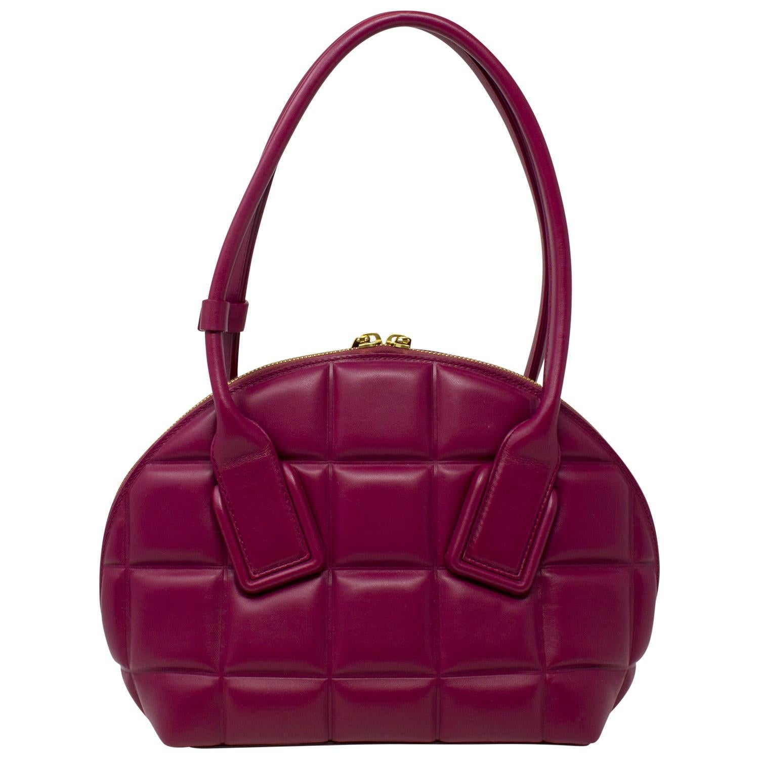 Maroon Arco Top Handle Tasche mit Riemen von Bottega Veneta (Violett) im Angebot