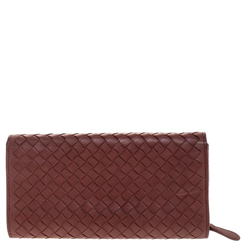 Luxe and classy, this continental wallet is from Bottega Veneta. It has been crafted from brown leather in their signature Intrecciato pattern and equipped with a front flap leading to multiple slots, open compartment and a zip pocket for you to