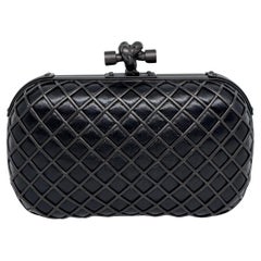 Bottega Veneta Matte schwarze Metall-Clutch mit gewebtem Illusion-Knoten