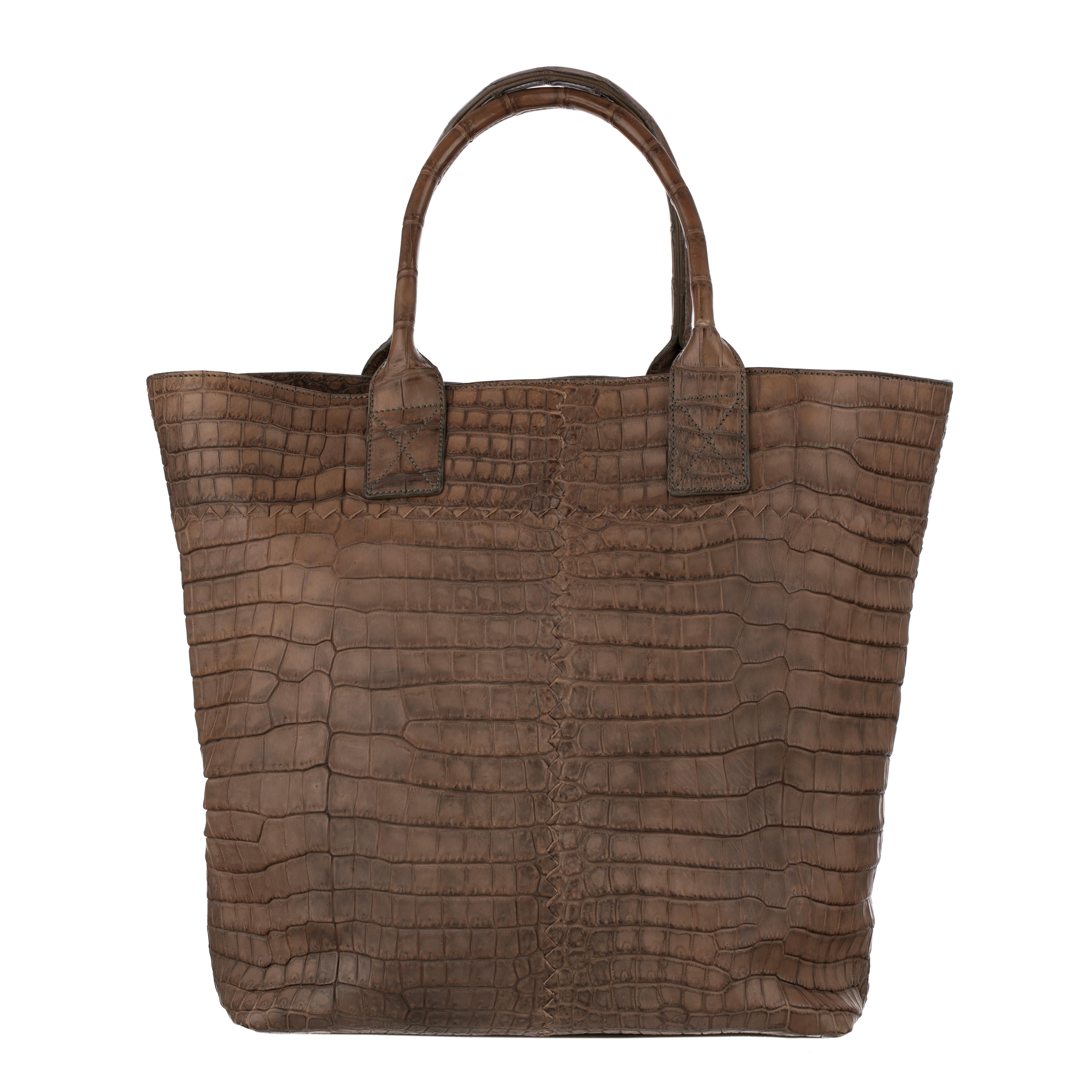 Bottega Veneta Matte Brown Crocodile Top Handle Tote Weekender In condizioni ottime in vendita a Sydney, New South Wales