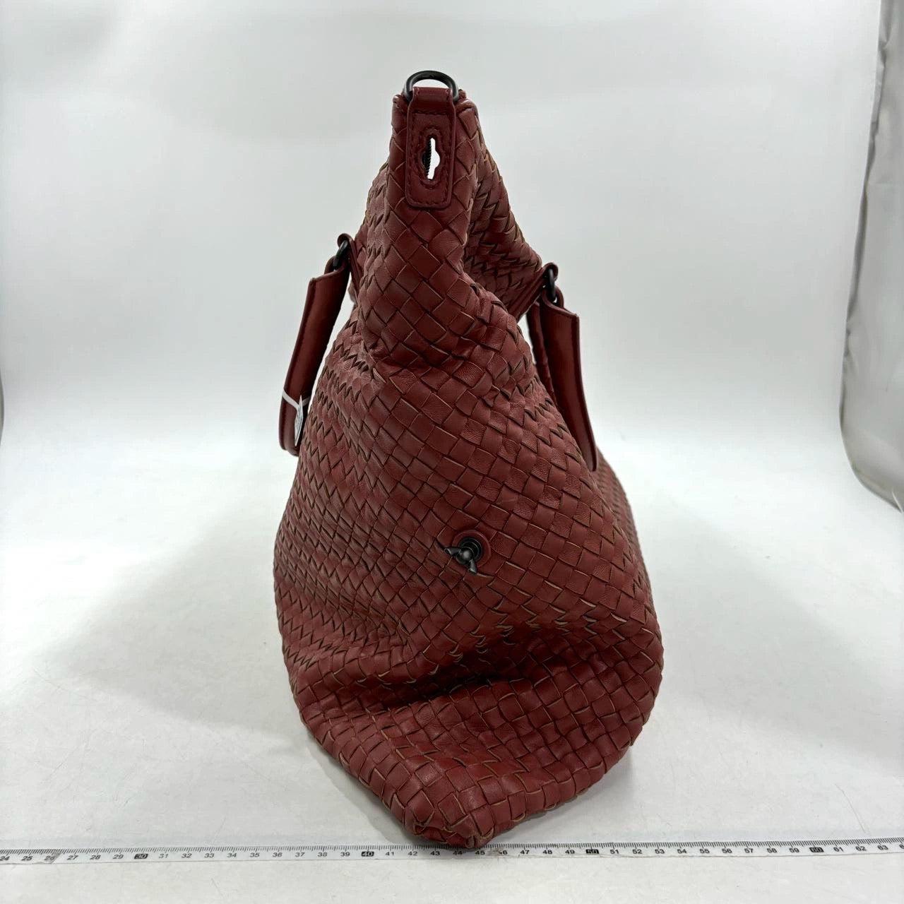 Bottega Veneta Maxi Convertible Tote Bag Brick Red Leather Two-way Carry 50cm
These are professional photos of the actual bag.
  This Bottega Veneta Convertible Tote Bag is an exceptional piece of luxury, crafted from iconic lambskin leather with
