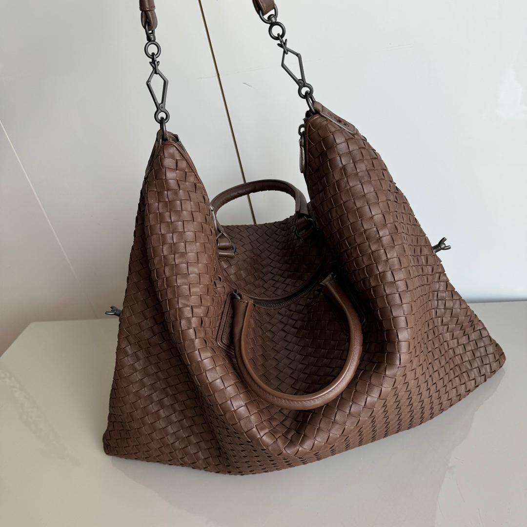 Bottega Veneta Maxi Convertible Tote Bag Chocolate Brown Leather Two-way Carry 50cm
These are professional photos of the actual bag.
  This Bottega Veneta Convertible Tote Bag is an exceptional piece of luxury, crafted from iconic lambskin leather