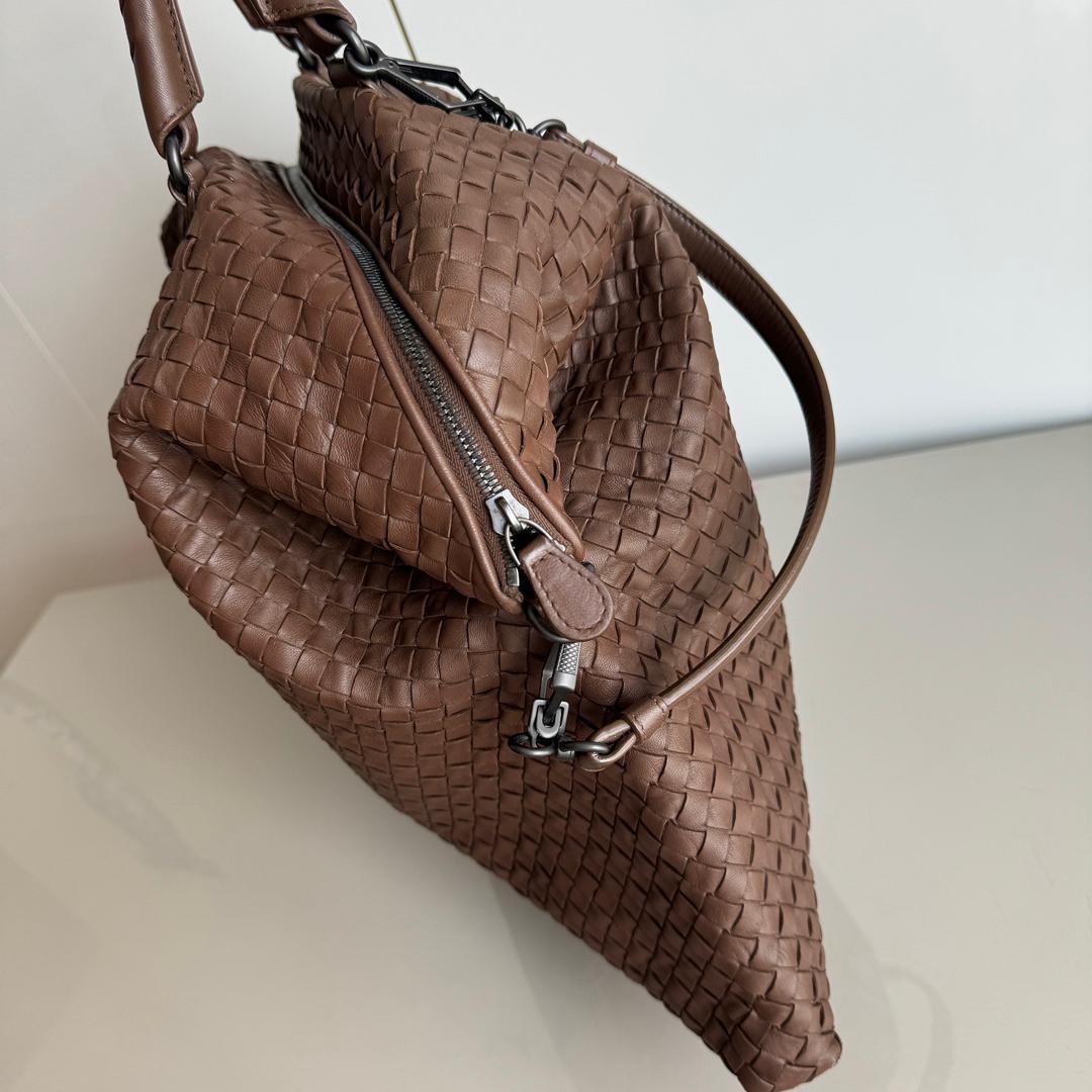 Bottega Veneta Maxi Convertible Tote Bag Chocolate Brown Leather 50cm In New Condition In AUBERVILLIERS, FR