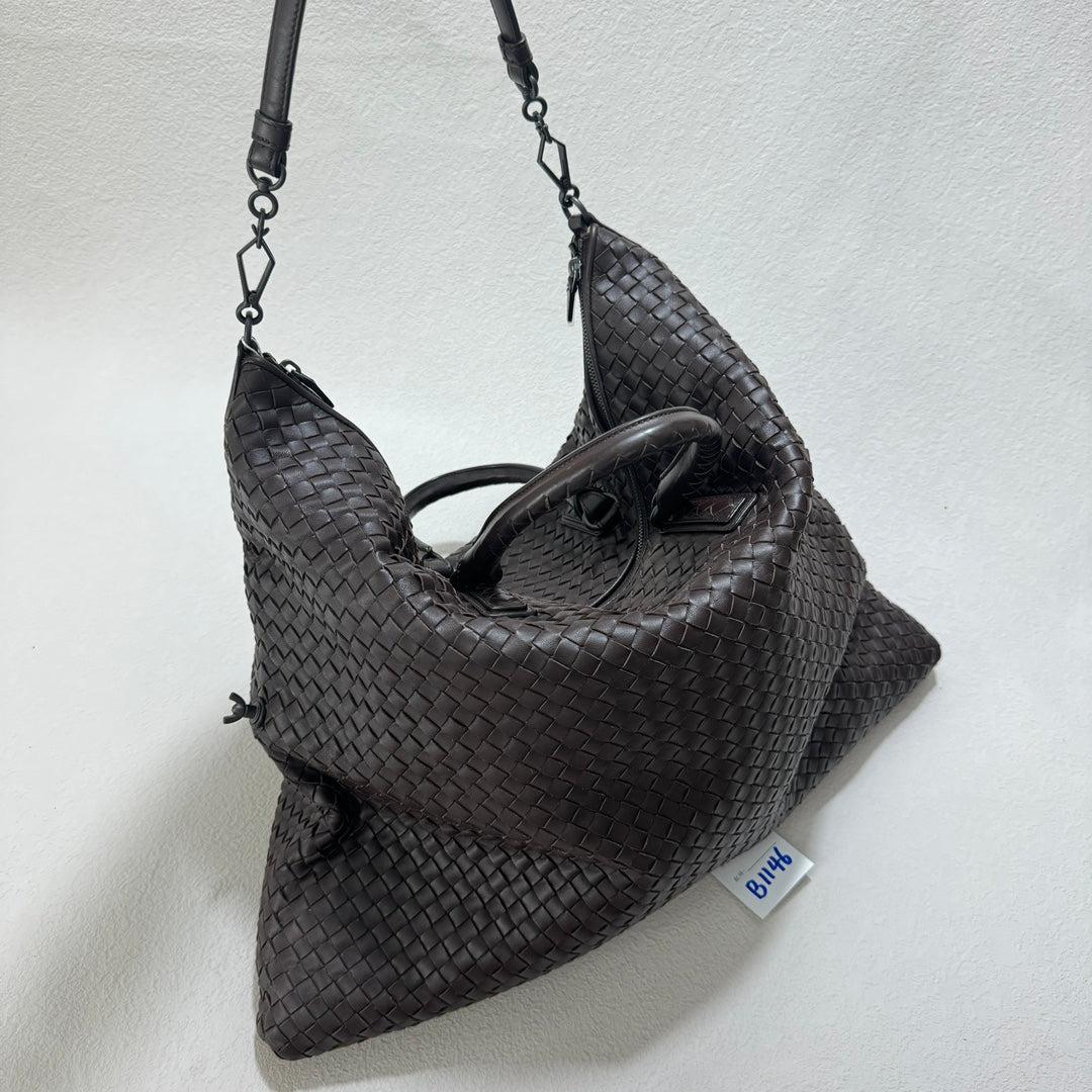 Bottega Veneta Maxi Convertible Tote Bag Dark Chocolate Brown Leather Two-way Carry 50cm
These are professional photos of the actual bag.
  This Bottega Veneta Convertible Tote Bag is an exceptional piece of luxury, crafted from iconic lambskin