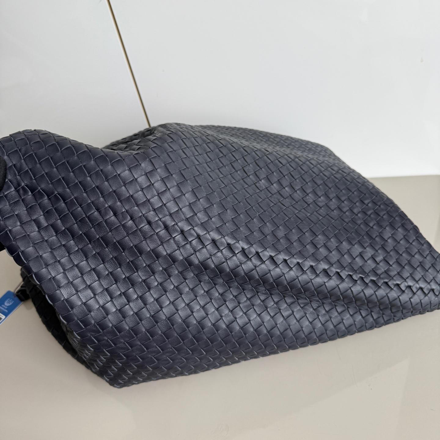 Bottega Veneta Maxi Convertible Tote Bag Dark Navy Leather 50cm For Sale 5