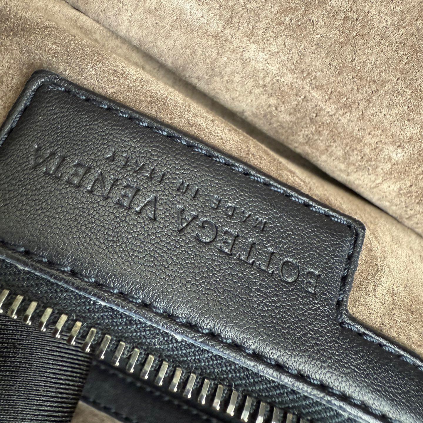 Bottega Veneta Maxi Convertible Tote Bag Dark Navy Leather 50cm For Sale 9